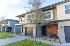 Prime Location 4BD Townhome with pool and Grill 4413